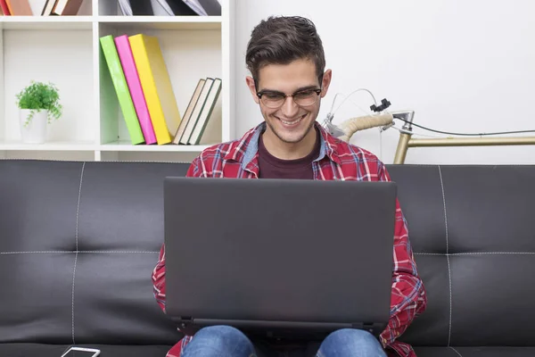 年轻的成人 青少年或学生与笔记本电脑在家里 — 图库照片