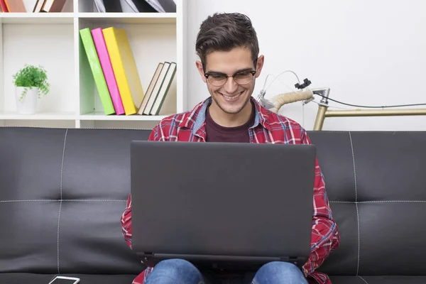 Ung Vuxen Tonåring Eller Student Med Den Bärbara Datorn Hemma — Stockfoto