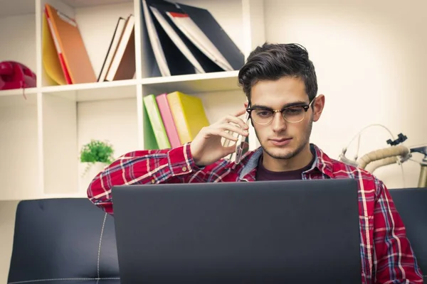 Junger Erwachsener Teenager Oder Student Mit Dem Laptop Hause — Stockfoto