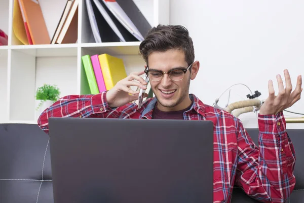 Ung Vuxen Tonåring Eller Student Med Den Bärbara Datorn Hemma — Stockfoto