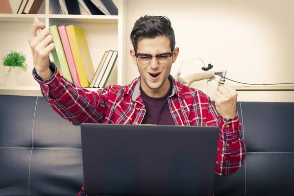 Jong Volwassene Tiener Student Met Het Oogmerk Laptop Thuis — Stockfoto