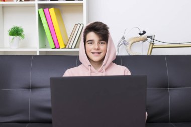 çocuk, genç veya evde bilgisayar ile taşımak