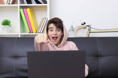 çocuk veya genç başarı kutluyor bilgisayar ile