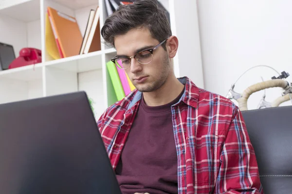 Ung Vuxen Tonåring Eller Student Med Den Bärbara Datorn Hemma — Stockfoto