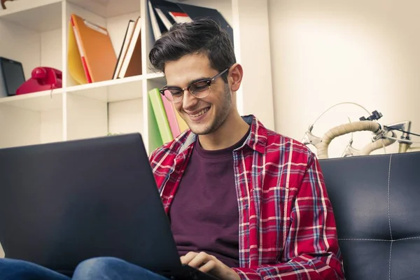 Ung Vuxen Tonåring Eller Student Med Den Bärbara Datorn Hemma — Stockfoto