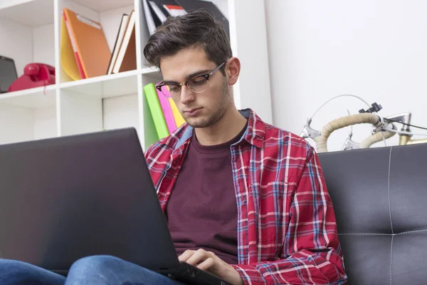 Ung Vuxen Tonåring Eller Student Med Den Bärbara Datorn Hemma — Stockfoto