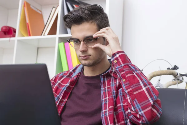 Adulto Joven Adolescente Estudiante Con Portátil Casa — Foto de Stock