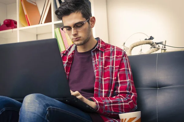 Ung Vuxen Tonåring Eller Student Med Den Bärbara Datorn Hemma — Stockfoto