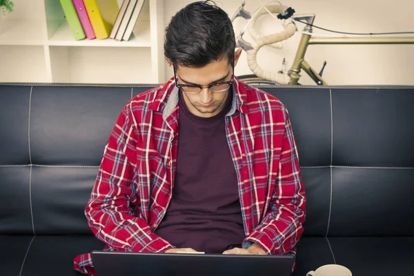 Ung Vuxen Tonåring Eller Student Med Den Bärbara Datorn Hemma — Stockfoto