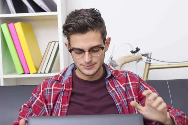 Jong Volwassene Tiener Student Met Het Oogmerk Laptop Thuis — Stockfoto