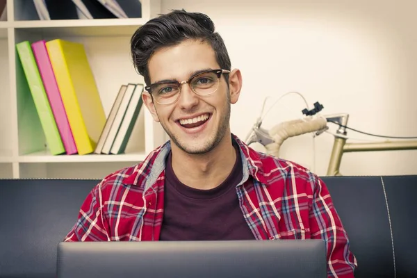 Adulto Jovem Adolescente Estudante Com Laptop Casa — Fotografia de Stock