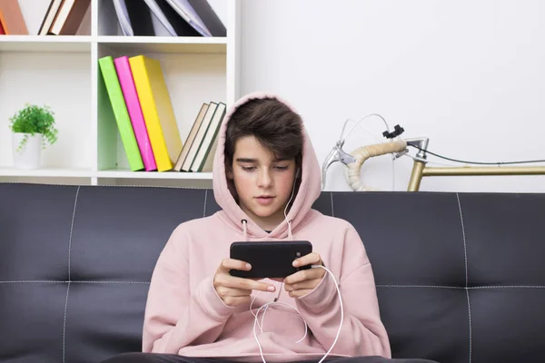 Tiener Preteen Met Mobiele Telefoon Bank Thuis — Stockfoto