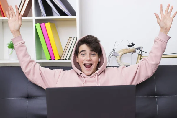 Dziecko Nastolatek Lub Młodzieżowego Komputera Domu — Zdjęcie stockowe