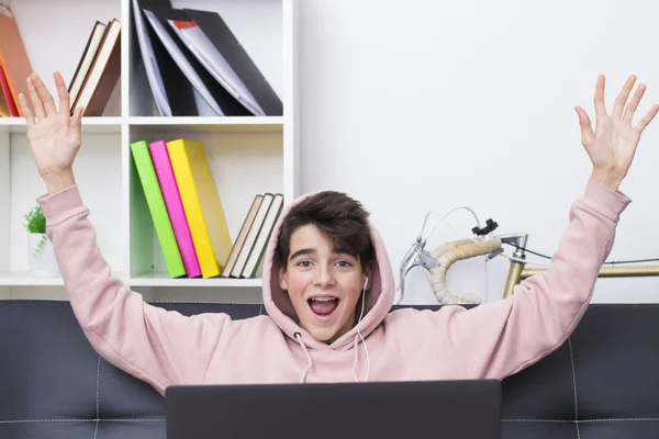Niño Adolescente Preadolescente Con Computadora Casa —  Fotos de Stock