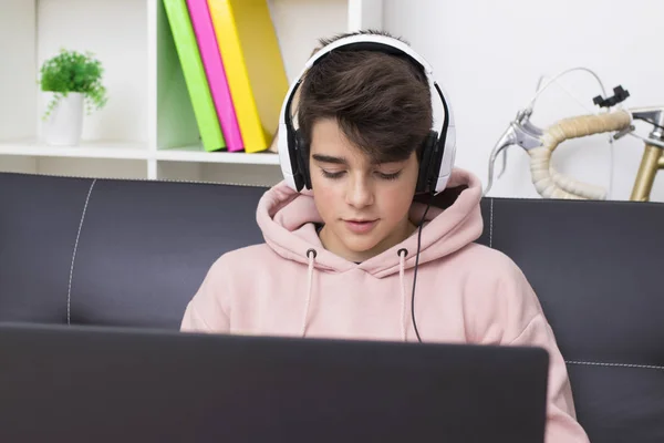 コンピューターと自宅でヘッドフォンと若い — ストック写真