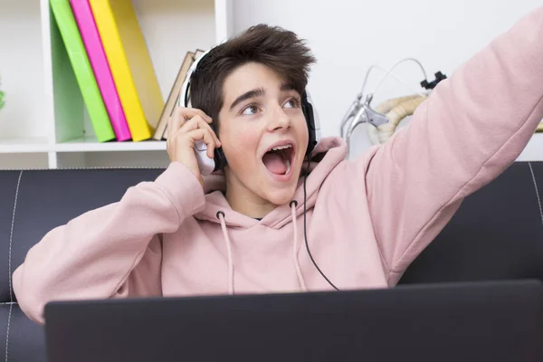 Dítě Nebo Teenager Počítačem Slaví Úspěch — Stock fotografie