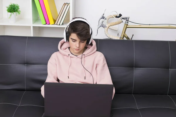 自宅のソファでコンピューターと若い男 — ストック写真