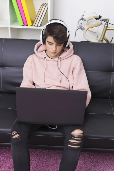 Jeune Homme Avec Ordinateur Sur Canapé Maison — Photo