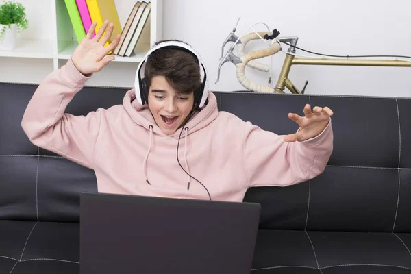 Niño Adolescente Con Ordenador Celebrando Éxito — Foto de Stock