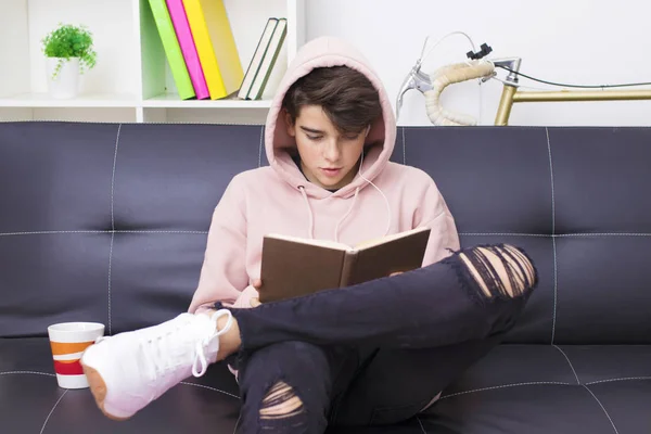 Jonge Student Met Het Boek Lezen Thuis — Stockfoto