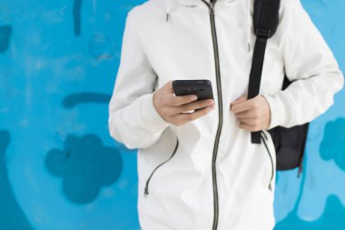 Genç el ile hareket eden telefon