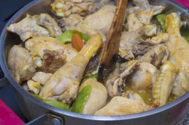 mutfak tencereye doğranmış tavuk