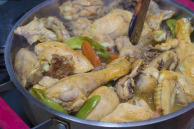 mutfak tencereye doğranmış tavuk