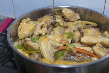 mutfak tencereye doğranmış tavuk