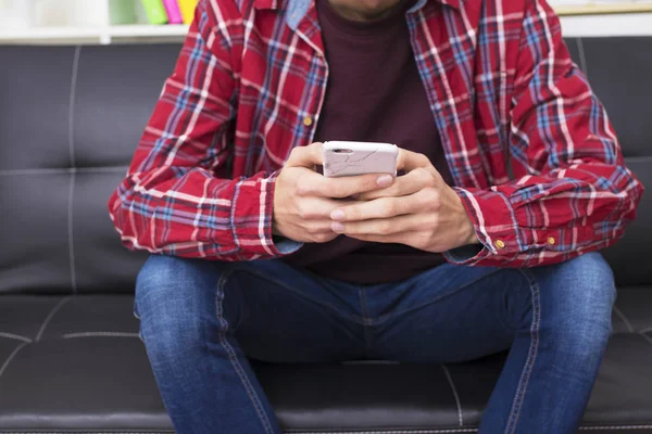 Hareket Eden Telefon Içinde Veya Apartman Kanepe Ile Genç Yetişkin — Stok fotoğraf