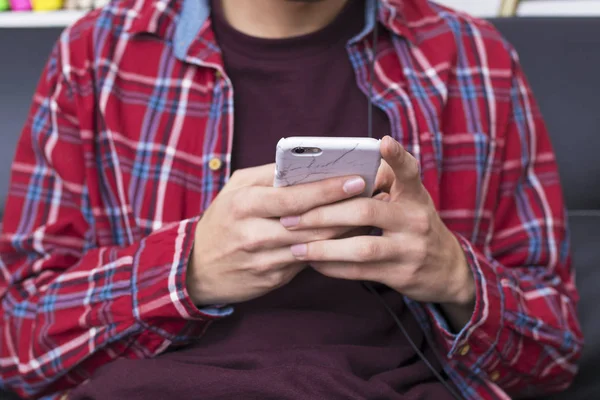 Adulto Jovem Adolescente Com Telefone Celular Fones Ouvido Casa — Fotografia de Stock