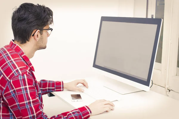 Jovem Com Computador Casa — Fotografia de Stock