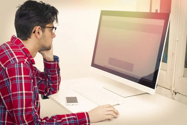 Jovem Com Computador Casa — Fotografia de Stock