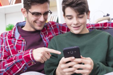 arkadaşlar evde kanepede telefon ile