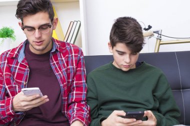 arkadaşlar evde kanepede telefon ile