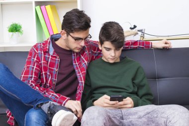 arkadaşlar evde kanepede telefon ile