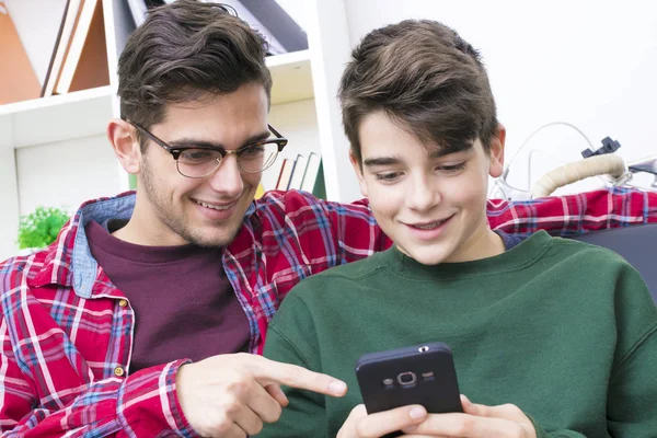 Freunde Mit Dem Handy Auf Der Couch Hause — Stockfoto