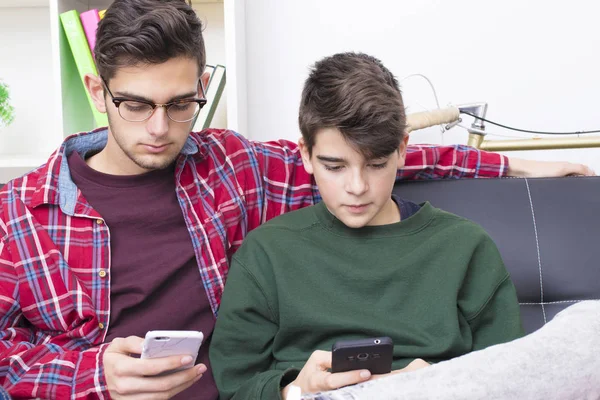 Amigos Con Teléfono Sofá Casa —  Fotos de Stock