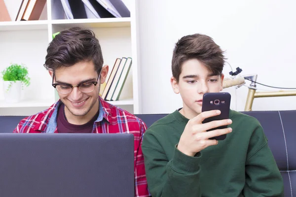 Jóvenes Casa Con Ordenador Teléfono Móvil — Foto de Stock