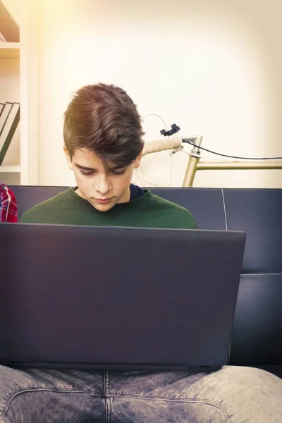 Νέοι Έφηβος Μαθητής Φορητό Υπολογιστή — Φωτογραφία Αρχείου