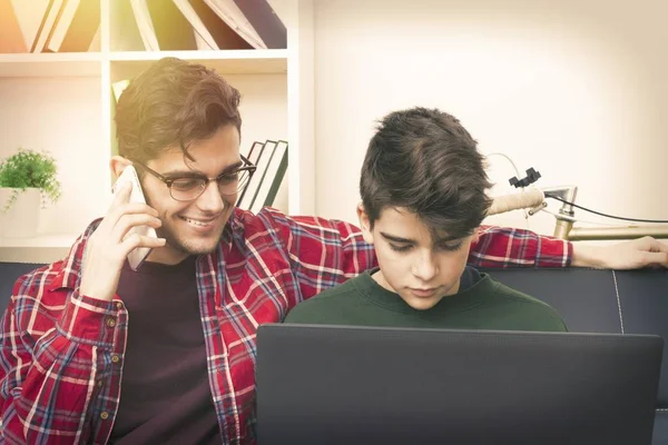 Estudiantes Con Ordenador Teléfono Móvil Casa —  Fotos de Stock