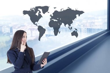 iş kadını ofiste harita dijital tablet ile