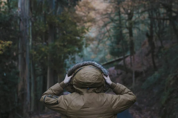 Ung Man Tillbaka Med Huven Skogen — Stockfoto