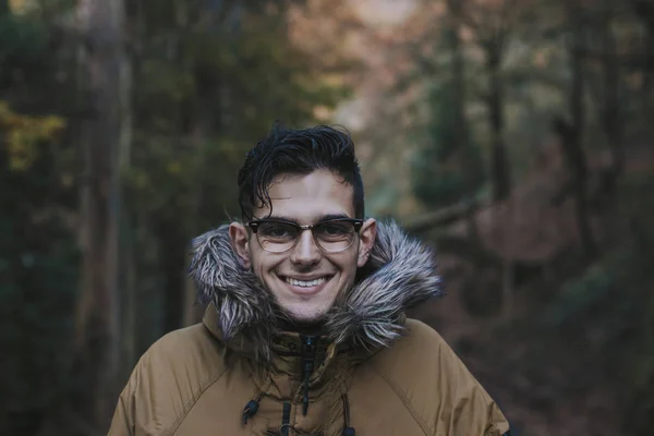 Portret Van Jonge Man Het Bos Herfst Winter — Stockfoto