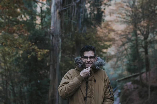 Portret Van Jonge Man Het Bos Herfst Winter — Stockfoto