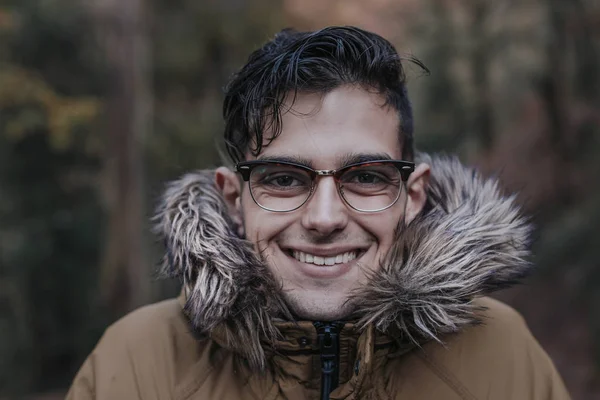 Retrato Joven Bosque Otoño Invierno — Foto de Stock