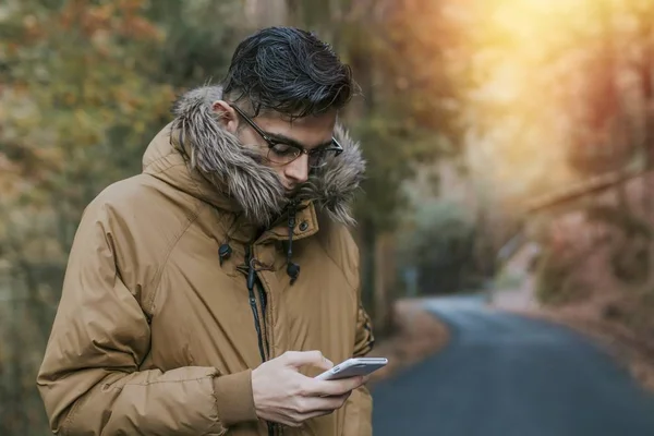 Jonge Man Met Outdoor Mobiele Telefoon Natuur — Stockfoto