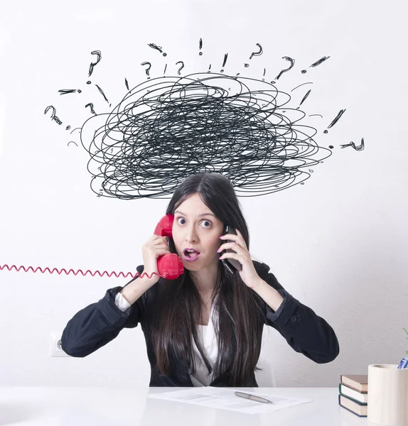 Frau Büro Mit Problemen Und Stress Telefon — Stockfoto