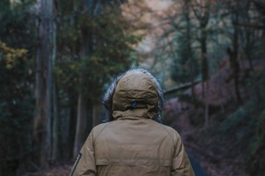 genç adam geri ormanda başlıklı