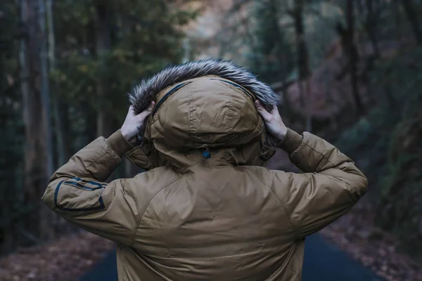 Joven Con Capucha Bosque —  Fotos de Stock