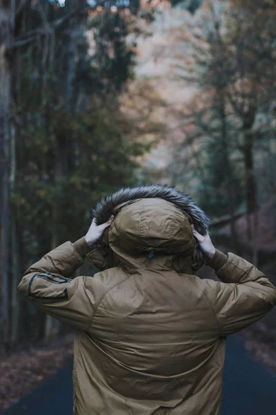Genç Adam Geri Ormanda Başlıklı — Stok fotoğraf